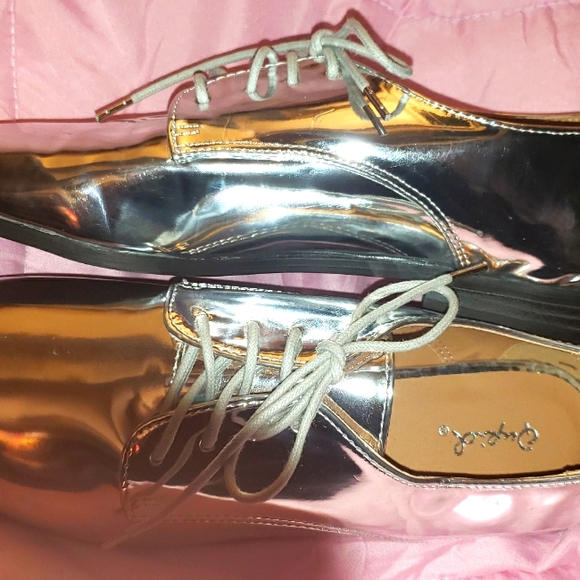 QUPID SHINING SILVER DRESS SHOES SIZE 10 - Picture 3 of 5